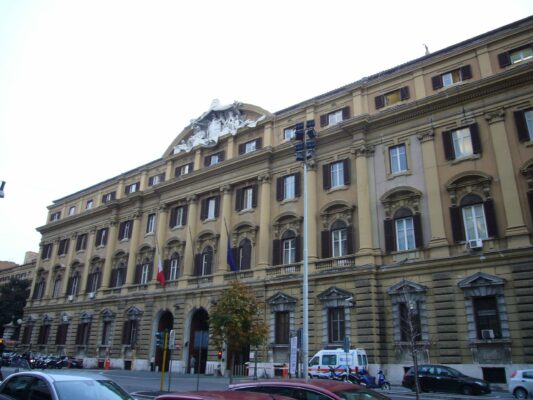 La crescita economica italiana è eterogenea: turismo in crescita mentre il settore industriale in flessione.