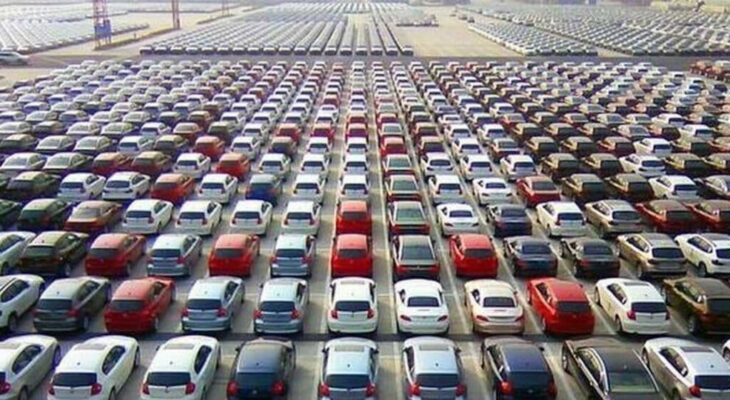 Ad agosto il mercato auto segna -13,4% con la fine degli incentivi. Stellantis in forte calo, da gennaio crescita del 3,8%.