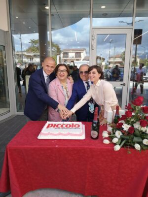 Scholas Occurrentes coinvolge studenti di Pomigliano d'Arco in progetti educativi di sport, arte, e inclusione con il supporto di aziende locali.