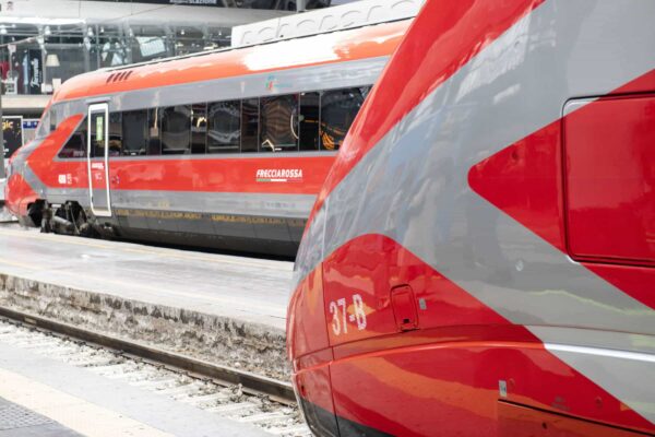 Ferrovie dello Stato investe 1,3 miliardi per 2,2 GW di fotovoltaico entro il 2034, puntando a sostenibilità ed energia green.
