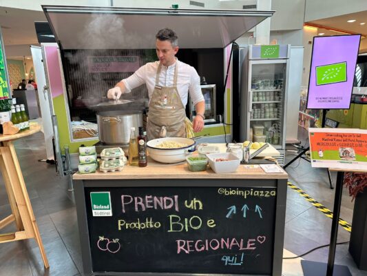 La Biomobile Bioland arriva a Padova: degustazioni, show cooking e VR per promuovere il biologico al centro commerciale Le Bretelle.