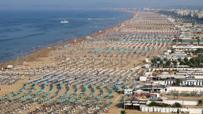 Costo degli stabilimenti balneari 2024 in aumento del 4%. Prezzi medi giornalieri e settimanali per le spiagge italiane, da nord a sud.