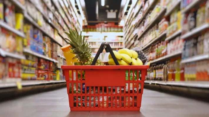 Consumi in lieve crescita: alimentari al 55%, regali al 45%. Cresce l’attenzione per qualità, sostenibilità e tradizioni territoriali Secondo le rilevazioni dell’Osservatorio Nazionale della FeNAILP Turismo, le festività natalizie del 2025 saranno caratterizzate da un incremento moderato ma costante dei consumi, con una spesa media che si attesterà intorno ai 700 euro per nucleo familiare. Un dato che conferma la volontà degli italiani di preservare il calore delle tradizioni, pur in un contesto economico segnato da incertezze e da un potere d’acquisto più contenuto rispetto al passato. Le famiglie mostrano un approccio più selettivo e consapevole, orientandosi verso prodotti che coniughino qualità e convenienza, in particolare nell'ambito alimentare e in quello dei regali. La ripartizione del budget evidenzia infatti una prevalenza della spesa per generi alimentari, che rappresenteranno il 55% del totale: pranzi, cene e cenoni restano il cuore delle festività, percepiti come momenti irrinunciabili di convivialità. Gli italiani dedicano particolare cura alla scelta degli ingredienti, privilegiando eccellenze territoriali e prodotti legati alla tradizione gastronomica. Il restante 45% sarà destinato ai regali, un comparto che continua a mantenere centralità grazie anche alla crescente propensione verso doni utili, esperienziali, personalizzati o artigianali. Mercatini, botteghe locali e piccoli negozi registrano un rinnovato interesse verso la manualità e la produzione di prossimità, contribuendo al sostegno dell’economia locale. L’analisi territoriale condotta dall’Osservatorio evidenzia dinamiche differenziate lungo la penisola. Le famiglie del Nord concentreranno circa il 37% della spesa complessiva nazionale, spinte da redditi medi più elevati e da una maggiore attenzione verso prodotti gourmet o certificati. Il Centro rappresenterà il 24%, con un equilibrio tra specialità regionali e regali tradizionali. Nelle regioni del Sud si attesterà il 28% del totale, confermando un forte radicamento delle consuetudini gastronomiche e una maggiore incidenza della spesa alimentare rispetto a quella dedicata ai doni. Le Isole, infine, contribuiranno per l’11%, mantenendo un profilo di consumo attento ai prodotti agroalimentari regionali, spesso acquistati con anticipo per garantirne la presenza sulle tavole di festa. Nonostante le differenze geografiche, emerge un trend condiviso: la volontà di mantenere viva la magia del Natale senza eccessi, privilegiando scelte più ragionate e sostenibili. Cresce infatti l’attenzione verso filiere corte, packaging ecosostenibili e prodotti che valorizzano la territorialità, un orientamento che l’Osservatorio della FeNAILP Turismo considera sempre più determinante nel guidare le preferenze dei consumatori. La spesa per i regali, pur rappresentando una quota inferiore rispetto a quella alimentare, conserva un valore simbolico imprescindibile: il gesto del dono rimane un elemento centrale nelle celebrazioni natalizie, soprattutto quando si tratta di articoli pensati, originali e legati al territorio. Il Natale 2025 si preannuncia dunque come un periodo di equilibrio tra prudenza e desiderio di qualità. Le famiglie italiane, pur consapevoli del contesto economico, scelgono di non rinunciare all’essenza delle feste: la condivisione, le tavole imbandite, il piacere di un regalo sincero. Una tradizione che, anno dopo anno, continua a rappresentare uno dei pilastri della cultura italiana, come confermato dalle analisi dell’Osservatorio Nazionale della FeNAILP Turismo.