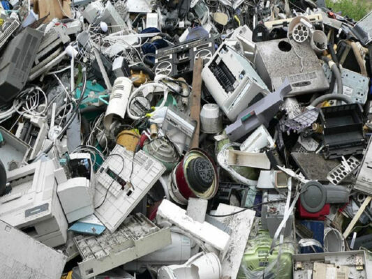 Come smaltire correttamente i rifiuti elettronici: le sei regole di ecolight per una gestione sostenibile dei raee e la tutela dell'ambiente.
