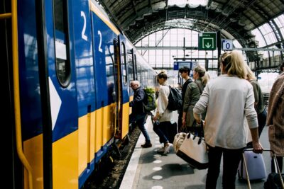 Persone che salgono su un treno