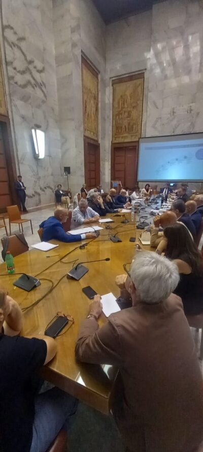 Assemblea dei soci Jcoplastic intorno a un tavolo