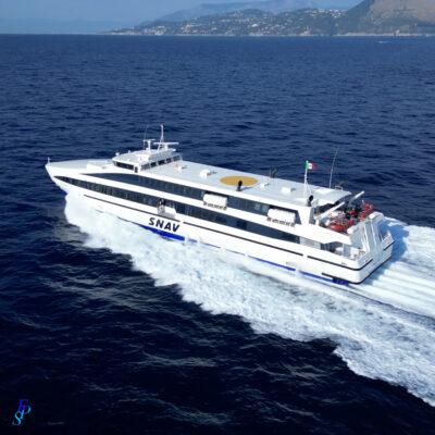 SNAV SIRIUS, la nuova unità High Speed Craft, offre traversate veloci, sicure e sostenibili per turisti e pendolari nel Golfo di Napoli.