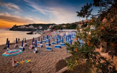Ombrelloni su una spiaggia della Toscana