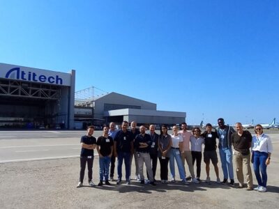 I componenti dei master in Aviation Managmente fuori da un hangar Alitech