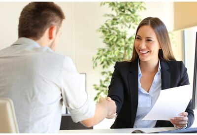 Un uomo e una donna si stringono la mano al termine di un colloquio di lavoro