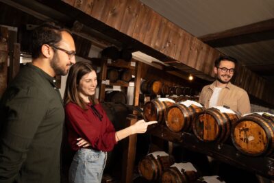 Il 29 settembre 2024, Acetaie Aperte a Modena offre visite guidate e degustazioni dell'Aceto Balsamico IGP e DOP.