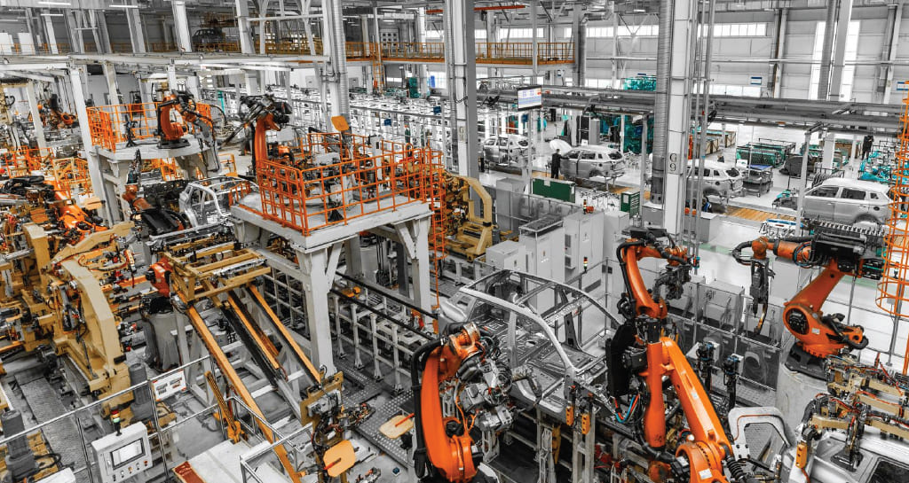 La produzione industriale in Italia continua a scendere, con un calo significativo nel settore auto e previsioni incerte per il 2025.