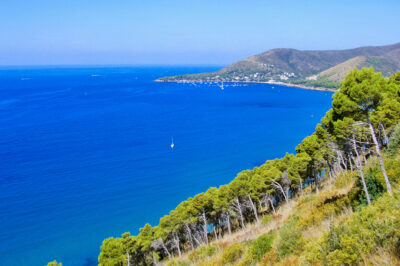Il Cilento, in crisi turistica, cerca di rilanciarsi puntando su un turismo sostenibile e una strategia unitaria.