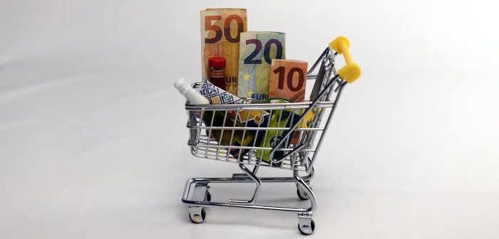 Nel 2023 la spesa reale delle famiglie calano a causa dell'inflazione, modificando abitudini e scelte alimentari.