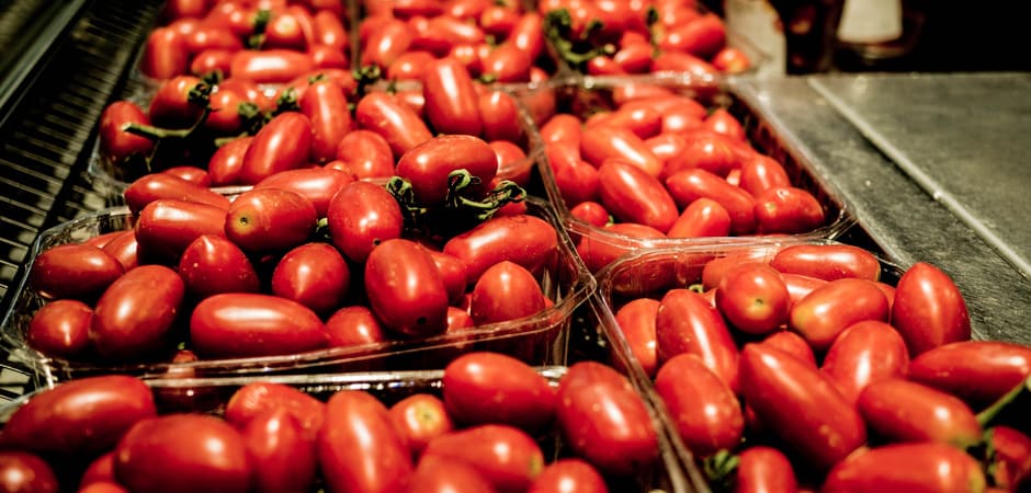 Concorrenza sleale, clima e infrastrutture idriche mettono a rischio il futuro del pomodoro Made in Italy, eccellenza mondiale.