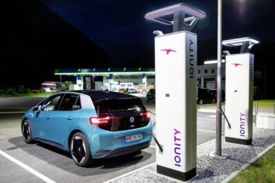 Il Regno Unito segna un record di vendite di veicoli elettrici nel 2024, ma non raggiunge l’obiettivo del 22%. Sfida per il 2025.