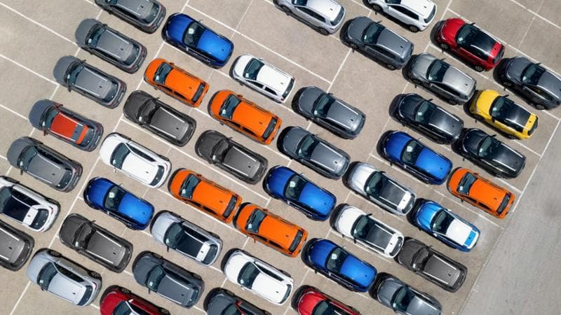Sette Paesi Ue, guidati dall’Italia, chiedono di anticipare al 2025 la revisione delle norme sulle emissioni per salvare l’industria auto.