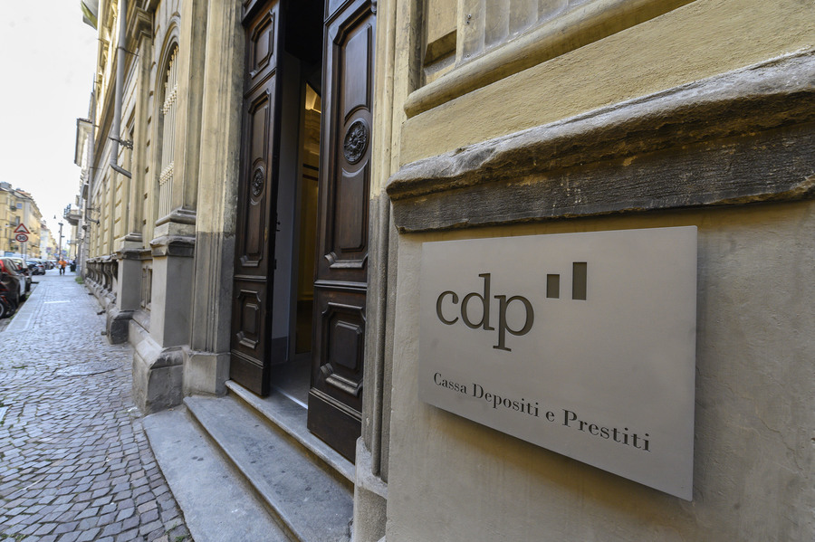 Cassa Depositi e Prestiti investe 3,5 miliardi per sostenere imprese italiane e infrastrutture strategiche, migliorando i servizi locali.