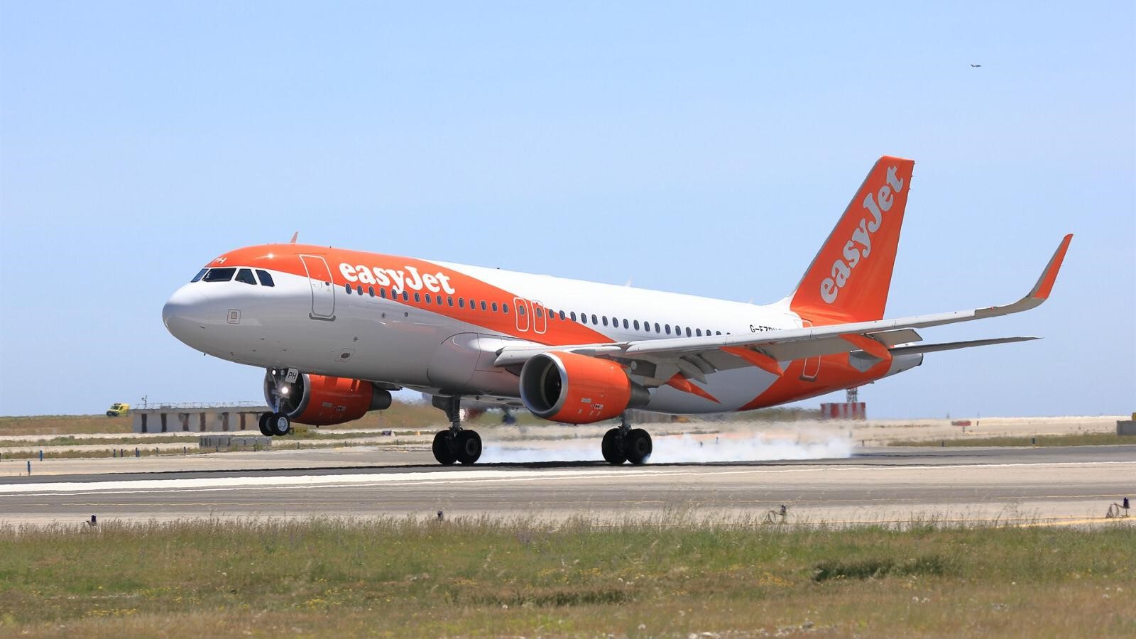 EasyJet ottimizza il network in Italia, con crescita a Milano e Napoli e trasferimenti da Venezia. Tariffe competitive e nuove rotte.