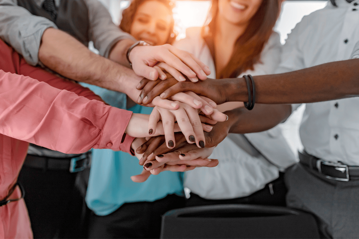 Prosegue la corsa delle donne manager italiane. Cresciute del 5,1% nell'ultimo anno. Dal 2008 cresciute del 101%. Oggi sono al 22% tra tutti i manager italiani e nel terziario raggiungono il 26%. Cresce la managerialità italiana nel settore privato +2,6% nel 2023 secondo il report elaborato da Manageritalia sugli ultimi dati ufficiali disponibili dall’INPS. Un aumento dovuta principalmente alla componente femminile con un incremento del 5,1% delle donne e dell’1,9% degli uomini (Tab.1). Si conferma quindi la forte e nota rincorsa verso la parità delle donne dirigenti, cresciute del 101,5% dal 2008 al 2023 (-2,8% gli uomini e + 9,6% il totale dirigenti) e oggi pari al 21,9% del totale (21,4% nel 2022, 20,5% nel 2021 e 19,1% nel 2020). “Il costante avanzamento della managerialità in Italia, con un aumento del 5% nel 2023, e in particolare quella femminile, che ha registrato un incremento del 101,5% dal 2008 al 2023, dimostrano chiaramente come la rincorsa sia in atto, ma ci sia ancora tanto da fare per dare le giuste opportunità anche alle donne nel mondo del lavoro e nel management aziendale” cosi Marco Ballarè, Presidente di Manageritalia che prosegue: ”La strada è tracciata: non dobbiamo fermarci né tornare indietro, ma affermare con ancora più impegno e dedizione scelte e azioni che portino a una vera parità di genere. L'inclusione femminile è nell'interesse delle imprese, del mercato e della società in cui viviamo. Un mondo in cui anche le donne sono protagoniste è senza dubbio una realtà migliore". Per Cristina Mezzanotte, coordinatrice area DEI di Manageritalia:” La rincorsa delle donne verso la parità è in corso, ma c’è ancora tanto da fare. Ancor più c’è da fare per arrivare ad un’inclusione vera che valorizzi tutti uomini e donne, giovani e senior, culture ed etnie diverse, nonché ogni diversa abilità. Come dovrebbe ormai essere chiaro a tutti, non si deve farlo per buonismo, piuttosto per equità, ma ancor più perché i dati dimostrano che l’inclusione e la valorizzazione delle diversità portano valore e danno alle aziende più benessere e più risultati in termini di produttività, fatturati e capacità di crescita. In questo i manager, dove ci sono, hanno un ruolo determinante per mettere a terra e in sinergia questi valori e farne un fattore competitivo e vincente. Un modo per convincere tutti della bontà, anche economica, di questo cambio prima di tutto culturale che può trovare nel mondo del lavoro il punto di partenza per ampliarsi a famiglia e società”. L’incremento dei manager, e in particolar modo della componente femminile, è visibile in tutti gli ambiti economici italiani (Tab.3).  Da notare che le donne sono percentualmente molto più presenti nel terziario (25,8%) rispetto all’industria (16,5%). A crescere di più nell’ultimo anno e in generale nel periodo considerato sono comparti quali Attività professionali (11,2%), Costruzioni (8,3%) e Attività di alloggio e ristorazione (5,3%) e Trasporto e magazzinaggio (4,5%). Il terziario privato è di gran lunga il settore più rosa, basti pensare che nella Sanità e assistenza sociale le donne dirigenti (52,3%) superano i colleghi e sono il 34,4% nell’Istruzione, il 28,4% nelle Altre attività di servizi. Analizzando la distribuzione geografica si può notate come nella classifica delle province più rosa (tabella 5), Milano prevale nettamente con 10.987 donne dirigenti, seguita da Roma (5.659) e Torino (1.469). Ai primi dieci posti solo province del nord. Nel complesso il report donne di numeri di Manageritalia dimostra chiaramente che, proprio in tempo di crisi, imprenditori e aziende hanno capito che senza managerialità non si cresce e non si compete e non si superano ostacoli e difficoltà. In tutto questo, pare ormai acclarato che la managerialità, anche femminile, è determinante per competere e crescere nei mercati ormai globali. In allegato il “Rapporto Donne Manageritalia” completo con tutti di dati e le analisi, il report è consultabile dal 7 marzo su www.manageritalia.it Manageritalia www.manageritalia.it – (Federazione nazionale dirigenti, quadri ed executive professional del commercio, trasporti, turismo, servizi, terziario avanzato) rappresenta dal 1945 a livello contrattuale i dirigenti del privato e dal 2003 associa anche quadri e professional. Offre ai manager: rappresentanza istituzionale e contrattuale, valorizzazione e tutela verso la politica, le istituzioni e la società, servizi per la professione e la famiglia, network professionale e culturale. Promuove e valorizza il ruolo e il contributo del management allo sviluppo economico e sociale. Oggi Manageritalia associa oltre 44.000 manager. La Federazione è presente sul territorio nazionale con 13 Associazioni e una dedicata agli Executive Professional che offrono un completo sistema di servizi: formazione, consulenze professionali, sistemi assicurativi e di previdenza integrativa, assistenza sanitaria ai manager e alla famiglia, iniziative per la cultura e il tempo libero.