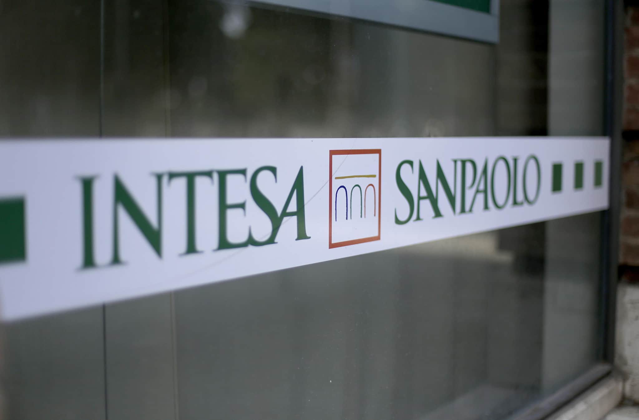 Intesa Sanpaolo devolve gli omaggi natalizi a 4 associazioni per sostenere bambini malati e famiglie in difficoltà.