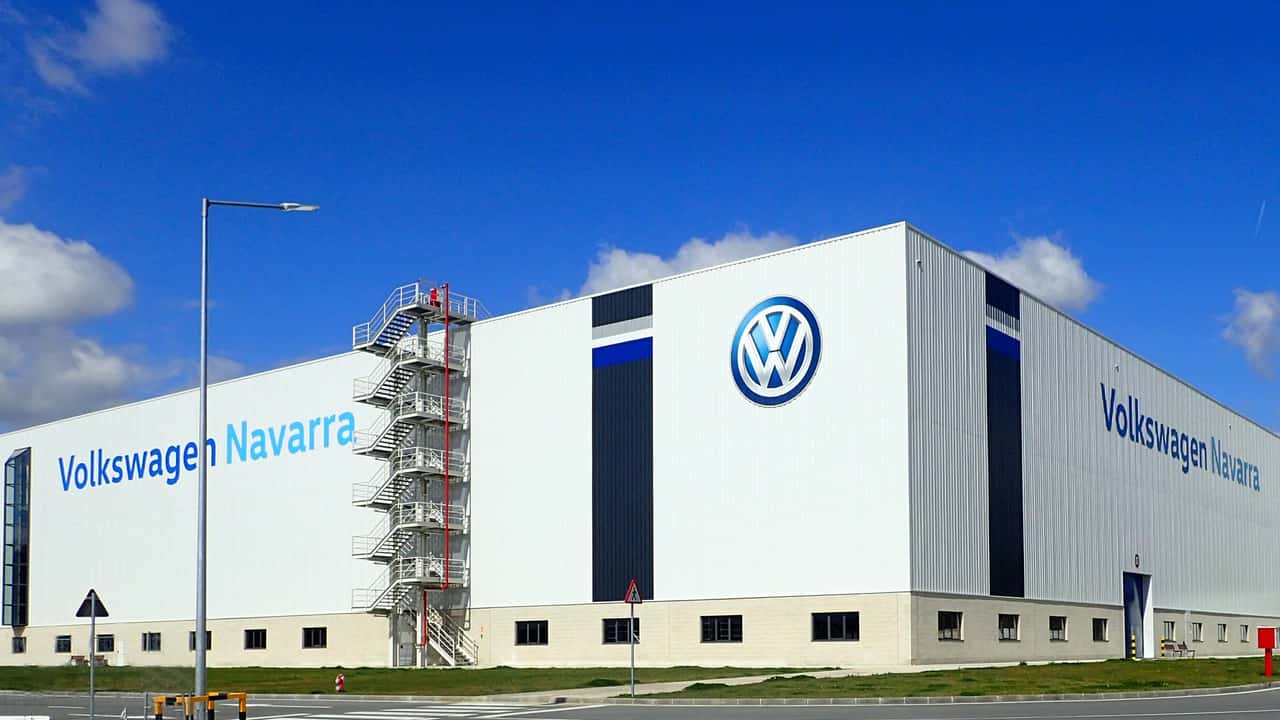 Tagli, chiusure e tensioni sindacali: il Gruppo Volkswagen alle prese con misure drastiche per restare competitivo.