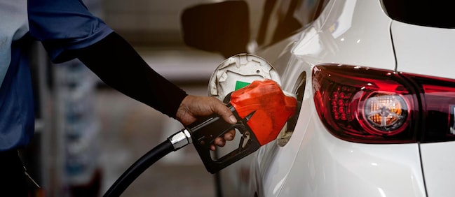 Nuove regole: meno incentivi per auto a benzina e diesel e vantaggi fiscali per veicoli elettrici e plug-in dal 2025.