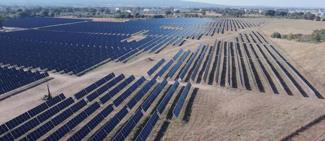 In Italia, i costi delle autorizzazioni per impianti fotovoltaici sono scesi al 18%, riducendo l’impatto sull’investimento.