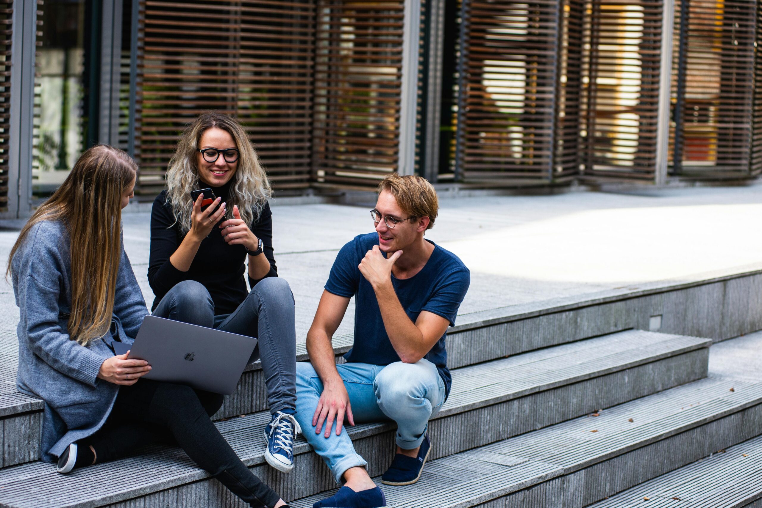 I millennial tornano centrali: potere d'acquisto, influenze sui consumi e attenzione a sostenibilità e personalizzazione.