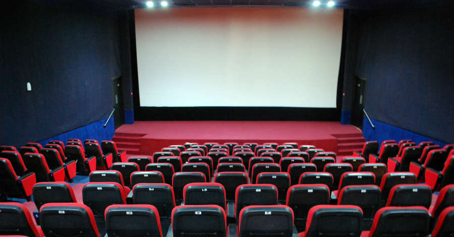 Nel 2025 il cinema italiano cresce: incassi +10%, giovani protagonisti e nuovi successi grazie a iniziative come Cinema Revolution