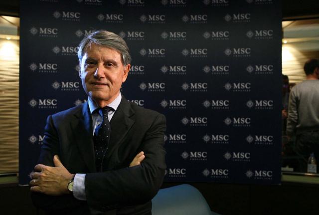 CK Hutchison Holdings Limited, conglomerato internazionale registrato presso le isole Cayman e con sede a Hong Kong, ha deciso di mettere vendere i porti che controlla all’ingresso e all’uscita del Canale di Panama, nonché di altre strutture portuali in tutto il mondo. Secondo quanto riporta Il Sole 24 Ore, l’operazione ha un valore pari a 19 miliardi di dollari. BlackRock e la sua unità Global Infrastructure Partners (Gip), insieme alla divisione porti di Mediterranean Shipping Company (Msc), che fa capo all’armatore italiano Gianluigi Aponte, acquisiranno anche il 90% di Panama Ports che gestisce i due accessi di Balboa e Cristobal. Inoltre secondo la statunitense Bloomberg, il Global Infrastructure Partners (Gip) di BlackRock sta creando uno dei più grandi fondi infrastrutturali del mondo: il gruppo sta infatti raccogliendo la cifra monstre di 25 miliardi di dollari per il suo quinto fondo flagship Gip Fund V. Con quel volume il fondo di BlackRock si avvicina dunque ai 28 miliardi di dollari di un veicolo simile di Brookfield Asset Management che è tutt’ora il fondo infrastrutturale più capiente del mondo. Anche Gip non è nuovo a queste imprese in realtà: già nel 2019 raccolse circa 22 miliardi di dollari per il suo quarto fondo, che ormai sono già tutti investiti. Questa volta punta a 25 miliardi, ma potrebbe anche superarli per poi iniziare a investire partendo proprio da Panama e dai suoi porti.