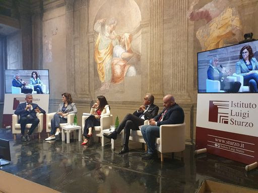 Roma. L'Italia è tra i Paesi più longevi al mondo. Lo rende noto l'Istat, secondo cui entro il 2050 gli over 65 costituiranno il 34% della popolazione, con una crescita significativa anche tra gli ultraottantacinquenni. Tuttavia, questa transizione demografica pone sfide rilevanti in ambito sanitario, sociale ed economico, legate all'aumento della fragilità, della cronicità e della domanda di assistenza. È dunque necessario un ripensamento profondo dei modelli di welfare, al fine di garantire un invecchiamento sano e attivo della popolazione. L'incremento della longevità è, di fatto, una conquista della nostra società, segno di progressi in medicina, dell'alimentazione e qualità della vita. Di questo e altro si è discusso oggi a Roma durante il primo incontro del ciclo 'Apco Health Talks: esplorando il sistema salute', dedicato al ruolo della prevenzione per la protezione degli anziani. Ospitata presso la Sala Perin del Vaga dell'Istituto Luigi Sturzo, l'iniziativa è stata l'occasione per fare il punto su una delle sfide più complesse e strategiche per il nostro Paese, con un focus sul valore socioeconomico della vaccinazione nella popolazione anziana, le politiche sanitarie attualmente in atto in questo ambito e la centralità dell'accesso tempestivo alla prevenzione. In questo contesto la prevenzione sanitaria gioca un ruolo cruciale. In particolare, la vaccinazione degli anziani è una leva strategica per ridurre l'incidenza di malattie infettive gravi quali pneumococco, herpes zoster, Rsv, oltre che influenza e Covid-19 e contenere i costi del Sistema sanitario. Ma non solo: rafforzare l'adesione vaccinale negli over 65 significa anche contribuire alla riduzione dell'uso inappropriato di antibiotici e contrastare la crescente minaccia della resistenza antimicrobica, come riconosciuto a livello internazionale. È, di conseguenza, essenziale riorientare la spesa sanitaria verso un approccio proattivo, che metta la prevenzione al centro e garantisca la sostenibilità del sistema e della qualità della vita in tutte le sue fasi. Tuttavia, in Italia si osserva un significativo calo della spesa destinata alla prevenzione (-18,6% tra il 2024 e il 2023, secondo la Fondazione Gimbe) e un trend allarmante rispetto alle coperture vaccinali tra gli over 65, ben lontane dagli obiettivi raccomandati. Secondo i dati dal ministero della Salute, la copertura antinfluenzale, ad esempio, nella stagione influenzale 2023-24 ha attestato un calo di 3,4 punti percentuali rispetto alla stagione precedente (raggiungendo solo il 53,3%, a fronte di un target minimo dell'85%). Ancora più preoccupanti i dati relativi alla vaccinazione anti Covid-19, che ha raggiunto solo il 4,47% della popolazione over 60 nella campagna 2024-25. Anche per pneumococco e l'herpes zoster si stima una tendenza in calo nelle adesioni anche se, tuttavia, non è attualmente previsto un sistema strutturato di monitoraggio. Infine, pregnante il caso del Virus respiratorio sinciziale (Rsv), raccomandato a livello europeo ma non in Italia. Le ragioni di questo trend negativo sono molteplici: dalla scarsa percezione del rischio da parte della popolazione adulta alla mancanza di aggiornamento tempestivo del Piano Nazionale di Prevenzione Vaccinale sulla base delle più recenti innovazioni vaccinali, passando per forti disomogeneità tra le regioni, costi talvolta a carico dei cittadini e modelli di governance non sempre coordinati ed efficienti. Per invertire questa tendenza, è necessario un impegno congiunto e strutturale da parte delle istituzioni nazionali e regionali, delle società scientifiche e di tutti gli attori del Sistema Salute. Occorre promuovere una cultura della prevenzione come investimento, rafforzare l'accesso all'innovazione vaccinale e valorizzare i modelli virtuosi già in atto: il Lazio con la sua rete digitale di hub vaccinali, la Lombardia con il coinvolgimento dei medici di medicina generale e farmacie, e la Toscana con l'approccio integrato e istituzionale. Questi i temi al centro degli interventi dei relatori presenti all'evento, che si è tenuto con il contributo non condizionante di Pfizer: il Capo del Dipartimento della prevenzione, della ricerca e delle emergenze sanitarie del ministero della Salute, Maria Rosaria Campitiello, le onorevoli Ylenja Lucaselli e Ilenia Malavasi, i senatori Francesco Zaffini, Ignazio Zullo e Guido Quintino Liris, il presidente del Comitato Tecnico Scientifico di HappyAgeing, Michele Conversano, il professore di Igiene dell'università degli studi di Firenze, Paolo Bonanni, il ricercatore dell'Altems dell'università Cattolica del Sacro Cuore, Eugenio Di Brino, il presidente della Società italiana di igiene medicina preventiva e sanità pubblica della regione Lazio e direttore sanitario della Asl Roma 4, Simona Ursino, il direttore della Scuola di specializzazione in Igiene e medicina preventiva dell'università Vita-Salute San Raffaele e presidente del Gruppo tecnico consultivo nazionale sulle vaccinazioni del ministero della Salute, Carlo Signorelli, il Membro del coordinamento politiche per la salute di Cittadinanzattiva, Maria Eugenia Morreale, il direttore della Direzione Prevenzione, sicurezza alimentare e veterinaria della regione Veneto, Francesca Russo, l'infettivologo e vaccinologo, Roberto Ieraci, il vicepresidente della Commissione Sanità del Consiglio regionale della Toscana, Donatella Spadi, e il direttore generale al Welfare della regione Lombardia, Mario Giovanni Melazzini. 'Tra la popolazione anziana- ha affermato il presidente del Comitato Tecnico Scientifico di HappyAgeing, Michele Conversano- permane una scarsa percezione del rischio legato alle complicanze delle malattie infettive prevenibili con vaccino. Molti non comprendono pienamente l'utilità della vaccinazione e per patologie come quelle da pneumococco si tende a pensare che bastino gli antibiotici, ignorando l'importanza della prevenzione vaccinale. È evidente che servono azioni mirate sia verso i medici che verso i cittadini anziani, per far comprendere la reale pericolosità di malattie come Covid-19, influenza, pneumococco, herpes zoster e anche l'Rsv e le opportunità offerte dalla vaccinazione'. 'Tuttavia- ha proseguito- senza un sistema di monitoraggio efficace e con dati pubblicati tempestivamente, è difficile intervenire in modo mirato. Serve una strategia strutturata di chiamata attiva: a partire dai 65 anni o in presenza di patologie croniche, ogni cittadino dovrebbe essere raggiunto da una comunicazione chiara e coordinata. Solo così possiamo davvero proteggere la salute degli anziani e garantire un invecchiamento in buona salute'. 'Obiettivo dello studio di Altems Advisory- le parole di Eugenio Di Brino, ricercatore dell'Alta Scuola di Economia e Management dei Sistemi Sanitari- Altems, università Cattolica del Sacro Cuore Roma- è stato quantificare il costo della 'mancata vaccinazione', in termini di minore salute e maggiori costi nei diversi contesti regionali individuati valorizzando le implicazioni economiche e sociali dell'ampliamento delle coperture vaccinali e delle modalità così come previsto dal Piano Nazionale per la Prevenzione Vaccinale 2023-2025'. 'Abbiamo misurato il valore delle vaccinazioni ampliando il concetto stesso di valore introducendo una misurazione di impatto degli effetti della malattia evitabile da vaccinazione sul prodotto interno lordo (Pil) a causa dell'esaurimento di lavoro e capitale- ha evidenziato- e il valore economico che potremmo recuperare innalzando le coperture vaccinali l'abbiamo stimato pari in 10 miliardi di euro'. 'La vaccinazione- ha spiegato il presidente della Società italiana di igiene medicina preventiva e sanità pubblica della regione Lazio e direttore sanitario della Asl Roma 4, Simona Ursino- non è solo un intervento per la salute individuale, ma per la salute collettiva. È uno strumento fondamentale di sanità pubblica che protegge l'intera comunità, in particolare le persone più fragili e anziane, che sono maggiormente esposte alle complicanze delle malattie infettive'. 'Garantire alti livelli di copertura vaccinale- ha concluso- significa rafforzare la tenuta del nostro Sistema sanitario e assicurarne la sostenibilità, soprattutto in un contesto di invecchiamento della popolazione'.