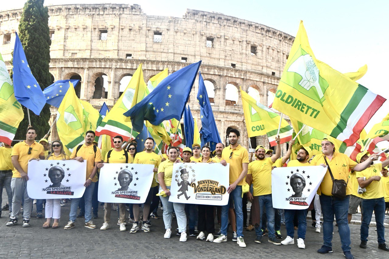 Taglio di 90 miliardi di fondi Pac mina la sovranità del cibo e la sicurezza alimentare dell’intero continente. Per salvare l’agricoltura europea e la sicurezza alimentare di 400 milioni di cittadini occorre mandare via i tecnocrati che condizionano un’Unione Europea sempre più lontana dai cittadini e pericolosamente vicina alla sua implosione. È il messaggio scandito dagli agricoltori di Coldiretti Campania scesi pacificamente in piazza a Bruxelles, fra migliaia di colleghi di tutta Italia,  al grido di “Non è questa l’Europa che vogliamo”, per denunciare la deriva autocratica imposta da Von der Leyen, che vuole togliere risorse alle imprese agricole e al cibo sano per finanziare i carri armati, minando così anche la salute dei cittadini consumatori. Un piano che appare come un attacco alle fondamenta della sovranità alimentare dell’intero continente, in un momento in cui tutte le altre potenze investono sempre di più nell’agricoltura, ritenuta da tutti – tranne che dall’Europa – una risorsa strategica. Coldiretti ribadisce come Von der Leyen non sia assolutamente in grado di gestire il ruolo istituzionale che ricopre e che oggi c’è un grande bisogno di Europa, ma di un’Europa diversa, più coraggiosa, meno ideologica e più vicina ai problemi reali. Assieme al presidente e al segretario generale di Coldiretti, Ettore Prandini e Vincenzo Gesmundo, sono presenti agricoltori e agricoltrici provenienti da tutta la Campania accompagnati dal presidente regionale Ettore Bellelli, compresi molti giovani che saranno le prime vittime della riduzione del 25% dei fondi della Politica agricola comune e della sua diluizione in un fondo unico. Per l’Italia si tratta di un taglio netto di 9 miliardi, che salgono a 90 se si considera l’intera Ue. Una decisione irresponsabile di Von der Leyen che provocherà il tracollo della produzione agroalimentare europea, favorendo un boom di importazioni da Paesi come quelli del Mercosur, privi degli stessi standard su utilizzo di pesticidi, protezione ambientale e diritti dei lavoratori. Quello del Mercosur, infatti, è un accordo ancora denso di lacune che non vengono sanate neppure dagli emendamenti recentemente approvati dal Parlamento europeo e che, secondo Coldiretti, potrà essere approvato solo dopo l’introduzione reale e vincolante dei principi di salvaguardia e di piena reciprocità, e non di clausole formali o strumentali. Sulle centinaia di cartelli esibiti dai manifestanti si leggono, tra gli altri, “Von der Leyen go home”, “Contro i contadini non si governa”, “Affamate chi vi sfama”, “Fuori gli autocrati dall’Europa”, “A Bruxelles si taglia, nei campi si chiude”. “Le guerre e i conflitti commerciali di questi ultimi anni hanno fatto emergere la centralità del cibo e la necessità di sviluppare filiere agroalimentari quasi autonome. La Cina, nell’ultimo vertice esteso a Russia, India e Brasile, ha posto la filiera alimentare al0 top delle priorità. Gli Usa, con il Farm Bill, destinano all’agricoltura risorse quadruple rispetto all’Europa – ha sottolineato il presidente di Coldiretti Ettore Prandini –. E l’Ue? Taglia i fondi in maniera folle: 90 miliardi in meno, 9 miliardi solo per l’Italia. Von der Leyen così impedisce di produrre cibo di qualità per la salute degli europei e di potenziare le esportazioni. Gli altri Paesi agiscono per salvaguardare le proprie produzioni, mentre l’Europa è oggi incapace di proteggere i suoi settori chiave. Senza investimenti perderemo competitività, innovazione e slancio vitale. Da un lato l’Ue favorisce l’ingresso di prodotti coltivati con pesticidi e sfruttamento del lavoro, dall’altro massacra le nostre aziende con la burocrazia, accanendosi spesso su chi è più debole. Non siamo contro gli accordi commerciali, ma servono reciprocità e regole uguali per tutti”. “Noi siamo europeisti per vocazione, non esiste un altro settore produttivo, in Italia, che abbia avuto più dell’agricoltura e dell’agroalimentare un rapporto così profondo e continuativo con il meccanismo europeo – ha ricordato il segretario generale di Coldiretti Vincenzo Gesmundo –. Ma questa Europa ha bisogno di uscire dal coma in cui la stanno gettando i tecnocrati. Diciamo no al furto dei fondi degli agricoltori per pagare bombe e carri armati. Ci battiamo contro la deriva autocratica di una Commissione che ha completamente marginalizzato il Parlamento, eletto dai cittadini, e ostracizza corpi intermedi, rappresentanze e sindacati, reputati ancoraggi democratici che ne intralciano il percorso. Serve un’Europa diversa”. “Per l’occasione -spiega il presidente di Coldiretti Campania Ettore Bellelli-  abbiamo diffuso un manifesto programmatico che inizia con un netto no al Fondo Unico Agricolo: servono risorse certe e regole distinte per la Pac, per garantire sicurezza agli agricoltori e cibo di qualità ai cittadini consumatori. Serve anche l’abrogazione della regola dell’origine del codice doganale e l’etichettatura obbligatoria con indicazione del Paese di provenienza, per fermare l’inganno sul cibo ai danni dei consumatori”. Coldiretti denuncia anche la burocrazia Ue che schiaccia le aziende agricole. L’associazione richiede maggiori risorse per sostenere il reddito agricolo, garantendo cibo buono e distintivo contro l’aumento degli ultra-processati, causa di malattie croniche. Propone progetti territoriali con mercati contadini, scuole e mense per promuovere stili alimentari sani basati su prodotti naturali e locali. Considerato che gli agricoltori sono i custodi dell’ambiente, servono risorse dedicate alle aree interne e montane per conservare il territorio.