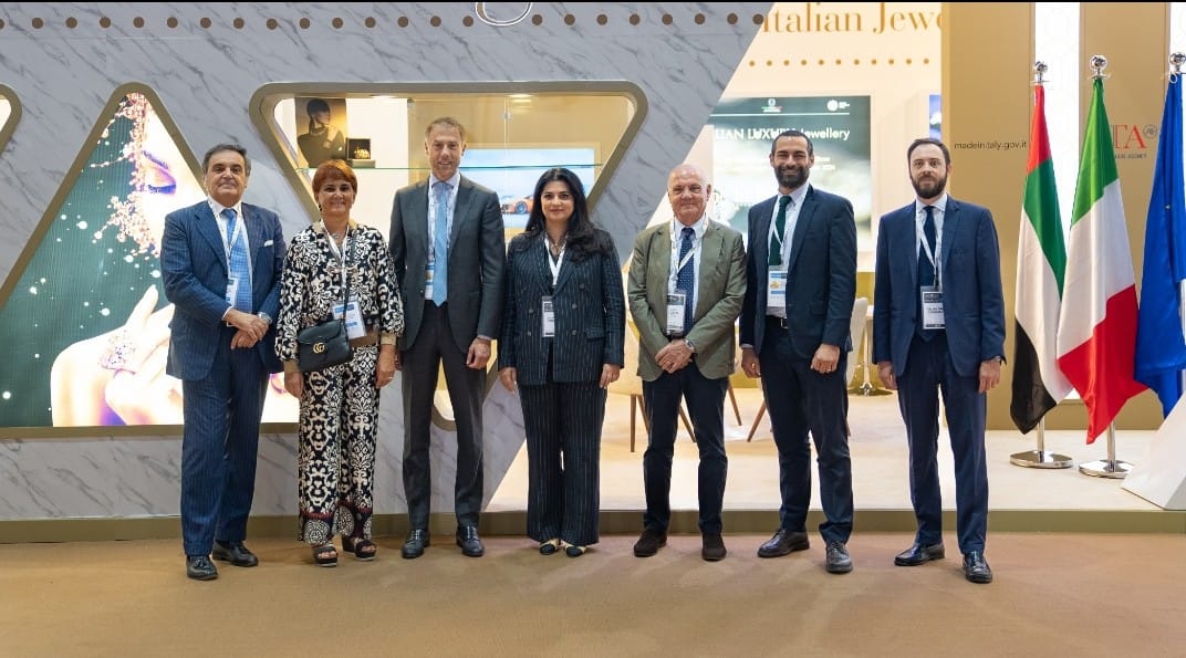 Al 56° Watch & Jewellery Middle East Show, dal 24 al 28 settembre, il Padiglione dell'Italia è organizzato da Artex Firenze, 22 settembre 2025 - 50 tra le migliori aziende di gioielleria da tutta Italia, 58 stand occupati per un’area complessiva di 696 metri quadri (più 60 di una lounge per l'accoglienza di clienti e visitatori): le eccellenze della gioielleria Made in Italy saranno rappresentate nel Padiglione Italiano che, dal 24 al 28 settembre alla 56esima edizione del Watch & Jewellery Middle East Show, nell'Emirato Arabo di Sharjah, la più importante fiera degli Emirati Arabi Uniti dedicata a gioielleria, oreficeria e orologeria. Da ormai oltre 40 edizioni, il padiglione è organizzato e coordinato da Artex. “Il Padiglione è diventato uno dei punti di maggiore interesse del Watch & Jewellery Middle East Show che negli ultimi anni è cresciuto fino a diventare il principale evento fieristico dedicato alla gioielleria degli Emirati Arabi” spiega Sara Biagiotti della direzione di Artex. “Anche la presenza italiana, frutto della collaborazione ventennale tra Artex, Expo Centre e Camera di Commercio di Sharjah, è cresciuta in termini di numero di aziende e di area espositiva”. La fiera conta in totale 500 espositori provenienti da 21 Paesi ed è visitata da migliaia di persone: la scorsa edizione i visitatori furono 87.000 provenienti da 106 Paesi diversi, compresi 1400 operatori professionali, con focus su Arabia Saudita, Bahrain, Emirati Arabi Uniti, Kuwait, Oman, Qatar. Il Padiglione Italiano mostra il meglio della gioielleria Made in Italy in fatto di design, innovazione, ricerca, qualità, unicità artigianale. Sono 50 le aziende italiane presenti al 56esimo Watch & Jewellery Middle East Show: 19 provengono dal Piemonte, 11 dalla Campania, 7 dalla Toscana, 5 dalla Lombardia, 3 dal Lazio, 2 dalle Marche, 2 dal Veneto e 1 dalla Puglia. “Nel 2024 il valore delle esportazioni italiane di preziosi negli Emirati Arabi è stato pari ad 1,3 miliardi di Euro con una crescita del 12% sull’anno precedente ed i dati del primo semestre 2025 confermano il buon andamento delle esportazioni con una crescita del 55% sul primo semestre 2024, nonostante il costo dell’oro sia ormai ai massimi storici” commenta Biagiotti. Watch & Jewellery Middle East Show è la conferma del successo del Made in Italy nel mercato emiratino e un'occasione di espansione per le aziende italiane del settore”.