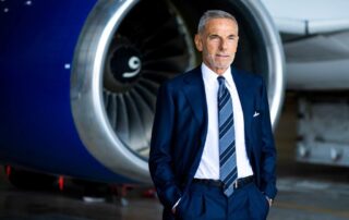 Più flessibilità operativa, efficienza e una partnership di lungo periodo che tutela l'occupazione e valorizza il know-how italiano. ITA Airways e Atitech stringono un'alleanza strategica per il futuro del trasporto aereo italiano: i Consigli di Amministrazione delle due società hanno deliberato il via libera al nuovo contratto per la manutenzione degli aeromobili della Compagnia di bandiera. L’accordo è stato firmato da Joerg Eberhart, Amministratore Delegato e Direttore Generale di ITA Airways, e da Gianni Lettieri, Presidente di Atitech. L'intesa supera il tradizionale schema cliente-fornitore per lanciare un modello operativo più flessibile, integrato e orientato alle performance. Attraverso una sinergia tecnica e organizzativa, il nuovo assetto ottimizzerà i tempi di fermo macchina e la pianificazione delle attività manutentive, garantendo la massima efficienza a supporto della flotta di ITA Airways. Un traguardo che non solo blinda gli standard di sicurezza e operatività, ma tutela l'occupazione e valorizza le eccellenze professionali del Paese. “Con la firma di questo contratto inauguriamo una nuova stagione nei rapporti con Atitech, fondata sulla fiducia reciproca e su una partnership sempre più solida, nella quale il valore della collaborazione supera la dimensione strettamente contrattuale - ha dichiarato Joerg Eberhart, AD e DG di ITA Airways -. Questo accordo crea le condizioni per rafforzare il presidio manutentivo a supporto della nostra flotta e, al tempo stesso, per garantire stabilità e sicurezza ai posti di lavoro coinvolti. È un passo in avanti importante per ITA Airways, per Atitech e per il sistema Italia, perché consolida una relazione industriale strategica basata su responsabilità condivisa, qualità e prospettiva di lungo periodo”. Gianni Lettieri, Presidente di Atitech, ha aggiunto: “Questa firma non è solo un accordo commerciale, ma rappresenta un pilastro industriale per l'intero sistema Paese. Lavorare a fianco della compagnia di bandiera ci permette di mettere a valore l'altissimo livello tecnico delle nostre maestranze, consolidando Atitech come leader di riferimento nel settore delle manutenzioni nell'area EMEA. Con ITA Airways condividiamo una visione orientata all'eccellenza e alla sostenibilità sociale: questo contratto garantisce stabilità industriale, investimenti sul territorio e, soprattutto, continuità occupazionale per un settore vitale per l'economia nazionale”.