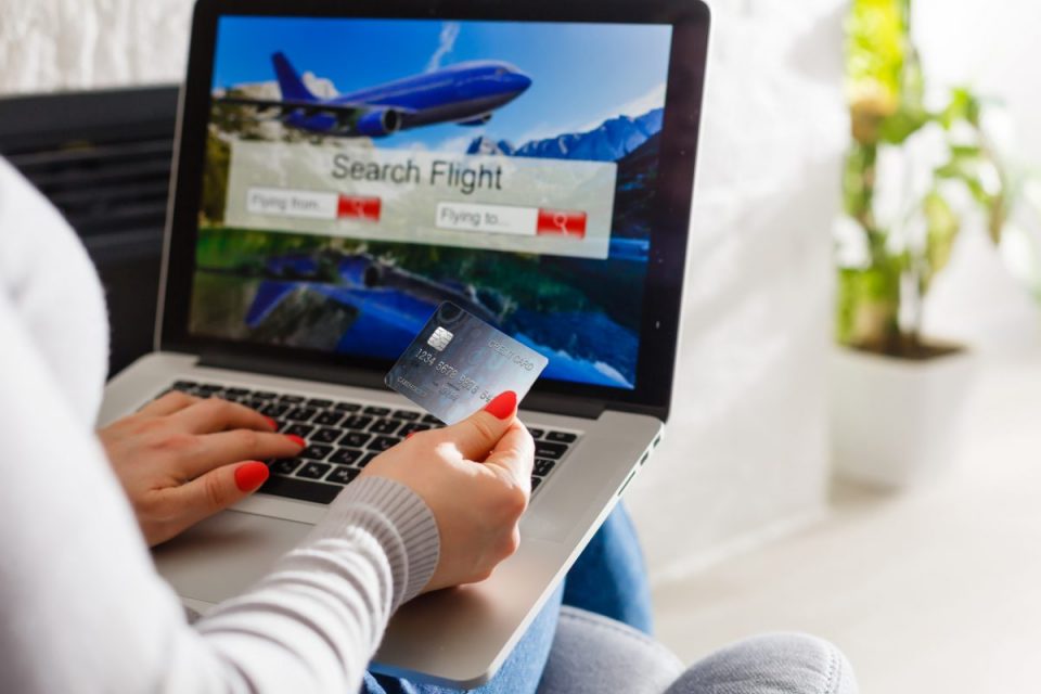 Quando l'algoritmo fa il prezzo: il lato nascosto dello shopping natalizio e delle prenotazioni di viaggi online