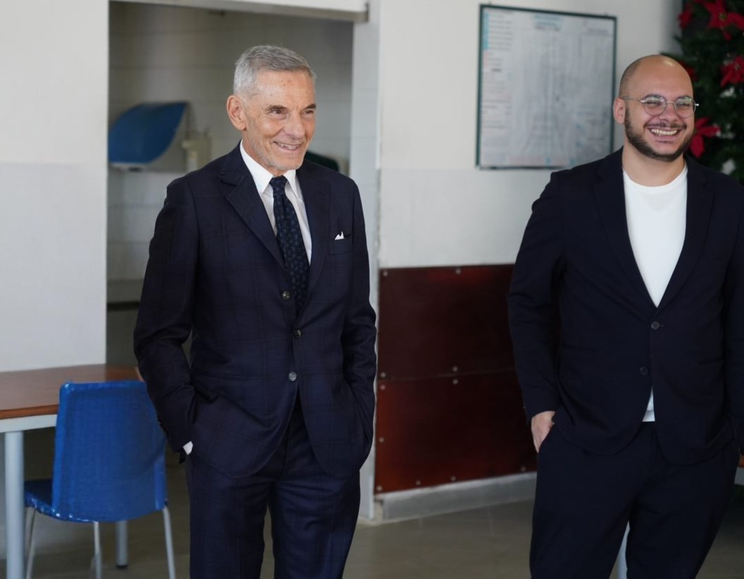 Confermata anche quest’anno la tradizionale iniziativa promossa da Atitech - la più grande azienda indipendente nel settore MRO (Manutenzione, Riparazione e Revisione) del mercato EMEA con quartier generale a Capodichino - che rinnova l’appuntamento con la “Mensa solidale” per offrire un sostegno concreto alle famiglie più bisognose dei quartieri settentrionali di Napoli. Da sabato scorso 20 dicembre e fino a martedì 6 gennaio saranno distribuiti 130 pasti caldi gratuiti al giorno a famiglie in difficoltà di Napoli Nord, grazie alla collaborazione dell’Associazione Larsec. I pasti, preparati dalla cooperativa sociale di giovani “Klarc”, presso il Borgo Vergini, nel cuore del Rione Sanità, sono confezionati in contenitori speciali studiati per garantire l’integrità degli alimenti fino al momento della consegna. I volontari di Larsec, che da oltre dieci anni operano per la riqualificazione dei quartieri settentrionali di Napoli, stanno provvedendo alla distribuzione presso la sede dell’associazione sociale. I menù, composti da primo, secondo e frutta, rispecchiano la tradizione gastronomica natalizia partenopea e includono, su ogni confezione, un cartellino con gli ingredienti per andare incontro a eventuali intolleranze alimentari. Oltre ai pasti, il 6 gennaio saranno consegnate calze della Befana ai bambini, presso la sede dell’Associazione, in piazzetta Luigi Di Nocera a Secondigliano, aggiungendo un tocco di magia alle festività. Per la prima volta quest’anno saranno anche estratti tre premi attraverso i numeretti distribuiti insieme ai pasti, offrendo un ulteriore motivo di speranza e partecipazione. “Grazie al sostegno di Larsec, riproponiamo per il sesto anno consecutivo il progetto della Mensa Solidale Atitech che rappresenta per noi un gesto importante, di grande valore e con obiettivi ambiziosi: rafforzare il tessuto sociale del territorio, promuovendo iniziative inclusive che, anche durante le festività, possano donare dignità e portare speranza a chi più ne ha bisogno”, dichiara Gianni Lettieri, Presidente di Atitech. “Siamo orgogliosi di poter contare sulla dedizione e la generosità dei volontari che, anche quest’anno, rendono possibile questo ponte di solidarietà”.