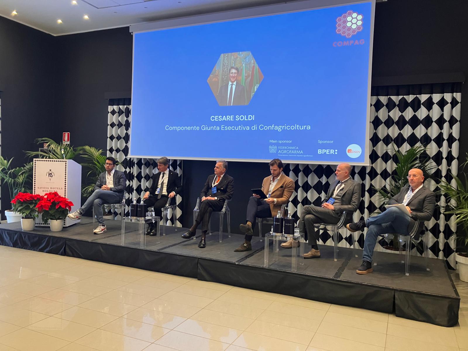 COMPAG 2025: export agroalimentare a 69 miliardi (Ismea), -24% la riduzione in Italia dei volumi dei principi attivi, un dato ampiamente superiore a quello degli altri Paesi UE e alla media UE-27 (-8%)  Si è svolto venerdì scorso al Savoia Hotel Regency di Bologna, il Convegno Nazionale di  COMPAG, la Federazione nazionale delle rivendite agrarie (commercianti di mezzi tecnici e stoccatori di cereali e proteaginose), associata a Confcommercio Imprese per l’Italia. Ad aprire i lavori è stato Fabio Manara, Presidente COMPAG, che ha inquadrato le principali criticità che stanno condizionando il settore e la filiera agroalimentare, tra instabilità geopolitica, dinamiche commerciali e pressioni sui costi. La mattinata è stata moderata da Edoardo Musarò , Direttore COMPAG, che ha guidato il confronto tra relatori e ospiti, valorizzando il ruolo della Federazione come presidio operativo per le imprese della distribuzione dei mezzi tecnici e dello stoccaggio. Il convegno ha proseguito con l’intervento di Ludovico Semerari (Centro studi AMIStaDeS APS), dedicato all’impatto delle guerre e delle politiche commerciali sui mercati europei e italiani, seguito dal contributo di Claudio Federici (ISMEA) sulle tendenze dell’agroalimentare e sul ruolo dell’Istituto nel contrasto alle pratiche sleali. A seguire, Enrica Gentile (CEO Areté) ha presentato il quadro aggiornato su agrofarmaci e fertilizzanti, con i dati più recenti dell’Osservatorio. Particolare attenzione è stata dedicata ai  numeri dell’Osservatorio Agrofarma, che delineano un’evoluzione netta del mercato: le vendite di prodotti fitosanitari in Italia risultano in calo del 18% confrontando il triennio 2021–2023 con 2012–2014, mentre la riduzione complessiva del volume dei principi attivi nello stesso confronto arriva al 24%. Nel contempo, cresce l’innovazione, con un incremento del 133% dei principi attivi anche di origine biologica . Sul fronte regolatorio e di offerta, in Italia sono 2.332 gli agrofarmaci autorizzati, di cui 393 per l’impiego in agricoltura biologica, e l’ 84,6% dei prodotti presenti oggi sul mercato risulta approvato dopo il 2011. Dai dati di scenario, ISMEA ha evidenziato indicatori chiave per leggere la competitività del comparto: l’Italia rappresenta il 17,4% del valore aggiunto agricolo complessivo dell’UE e registra una crescita del valore aggiunto pari a +12,6%. Sul fronte internazionale, nel 2024 l’export agroalimentare ha sfiorato i 70 miliardi di euro (69.030 milioni), con un incremento dell’ 87% nel decennio, mentre nei primi nove mesi del 2025 le esportazioni agroalimentari risultano in aumento del +5,7% rispetto allo stesso periodo del 2024. La mattinata si è conclusa con una tavola rotonda che ha riunito rappresentanti istituzionali e del sistema produttivo e finanziario: Fabio Manara (COMPAG), Cesare Soldi (Confagricoltura), Stefano Calderoni (CIA – Agricoltori Italiani Ferrara), Marco Lazzari (BPER), Mauro Bruni (Areté) e Patrick Gerlich (Agrofarma –Federchimica). Le conclusioni sono state affidate all’On. Bartolomeo Amidei , Membro del Senato della Repubblica, presente in collegamento.