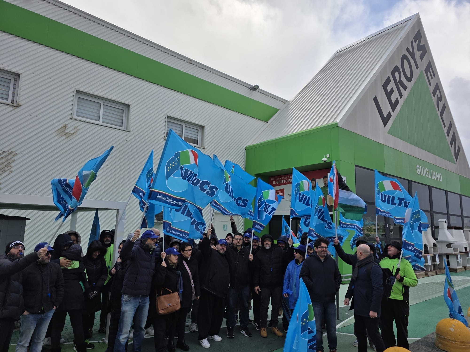 Leroy Merlin: quando la solidarietà si scontra con i fatti. Sciopero a Giugliano dopo il licenziamento di due lavoratrici per malattia