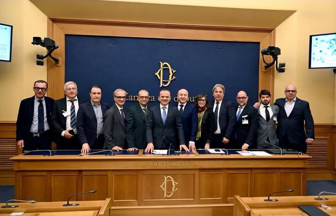 Dal 17 al 19 febbraio, la Capitale ha ospitato il Consiglio Federale. Un evento che segna il passaggio dell’organizzazione da realtà associativa a player strategico di livello nazionale. Sotto lo slogan "Andare oltre l’individualità", la tre giorni romana battezzerà ufficialmente il Fenapi Group, un nuovo modello di aggregazione nato per dare voce a quel 96,6% di partite IVA italiane spesso ignorate dai tavoli istituzionali. Il "collante" del fare: la UAI protagonista ​L’Unione Artigiani Italiani ha ricoperto un ruolo da protagonista nell’ideazione e nella nascita del progetto e sarà elemento chiave, assieme a Fenapi e Confimprese, dello sviluppo presente e futuro dello stesso. Gabriele Tullio, intervenuto insieme a Francesco Michele Abballe, ha spiegato le ragioni di questa storica convergenza. Nonostante lo scetticismo iniziale dovuto a passati fallimenti di simili tentativi di aggregazione, Tullio ha individuato in Cateno De Luca il "collante" necessario: una figura concreta capace di trasformare le idee in azione. ​Oltre 35 anni di storia. Fondata nel 1990 da imprenditori ciociari e marchigiani, guidati da Ilario Rotili, la UAI ha rappresentato da subito il caposaldo della tutela dei lavoratori autonomi. Una crescita costante che ha conosciuto nuovo slancio a partire dal 2001 con la guida di Giuseppe Zannetti che ha avviato il percorso di internalizzazione. La scelta della UAI è particolarmente significativa: pur essendo un’organizzazione già consolidata, con il proprio patronato Senas, il CAF Uspidapp, con enti bilateriali, con la presenza nel capitale sociale di Acli Terra, e una rappresentanza fissa ai tavoli istituzionali di rilievo come la direzione generale dell’INPS, ha scelto di superare ogni logica egoistica. Per Tullio e Abballe, l’adesione al Fenapi Group è un atto di responsabilità per costruire un nuovo modello di rappresentanza che serva da motore per una "nuova Italia". ​I numeri del nuovo "Patto di Rappresentanza" ​Il Fenapi Group non si presenta come una semplice sigla, ma come una strategia di missione con numeri di partenza imponenti: - ​12 organizzazioni già aderenti. ​- Una base associativa di 550.000 piccoli imprenditori. ​- Oltre 750.000 utenti assistiti. ​- Presenza capillare in 20 regioni e 2700 comuni con 3500 sportelli. ​"Non è una somma di sigle, ma un nuovo modo di fare sistema", ha dichiarato Cateno De Luca, sottolineando l'urgenza di superare una "finta rappresentanza nazionale" e una burocrazia definita come un "pizzo legalizzato". ​Un fronte unito contro le criticità del sistema: l'iniziativa aggrega diverse anime del mondo produttivo, pronte a dare battaglia su temi caldi. ​Il Programma dell'evento (17-19 Febbraio) ​L'evento si articolerà in tre giornate di confronto con il Governo presso il Lifestyle Hotel di Roma: ​17 Febbraio: Apertura dei lavori del Consiglio Federale. ​18 Febbraio: Confronto sulla Giustizia con il Viceministro Francesco Paolo Sisto e panel sul "Sistema Italia" con il Sottosegretario Luigi Sbarra. ​19 Febbraio: Tavolo su Lavoro e Innovazione con il Sottosegretario al Lavoro, Claudio Durigon. ​L'obiettivo finale è chiaro: formare una nuova classe dirigente associativa capace di influenzare la pianificazione nazionale e favorire concretamente le attività produttive.